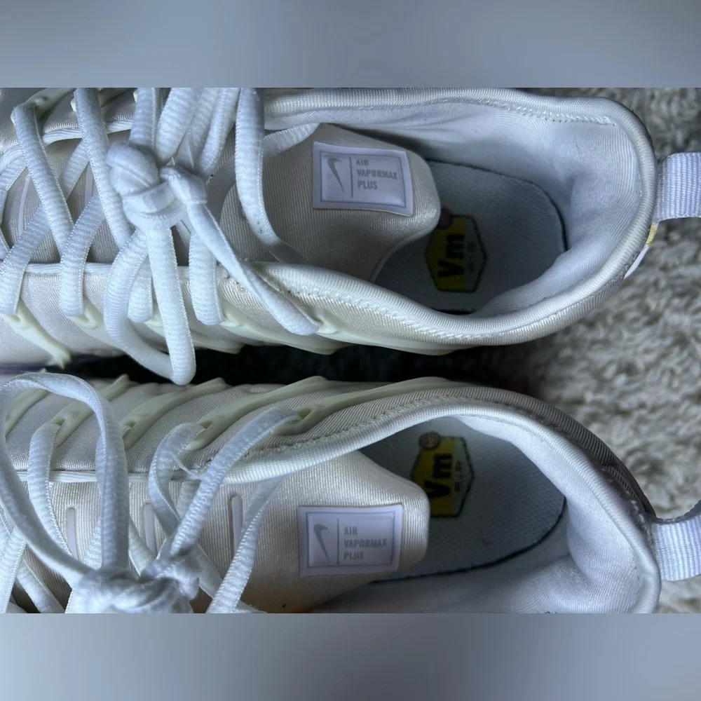 Men’s 7.5/ Women’s 9 Nike Air VaporMax Plus White Sneakers